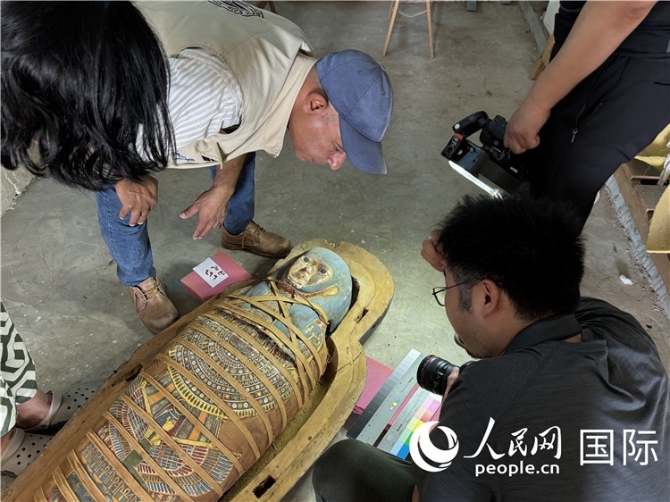 圖為中埃薩卡拉新出土文物數(shù)字化調(diào)查與研究項(xiàng)目團(tuán)隊(duì)在工作現(xiàn)場。薛江攝