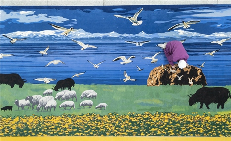 在青海省西寧市圣源地毯集團(tuán)有限公司生產(chǎn)車(chē)間，操作工檢查毯面、拔花刺（2023年2月4日攝）。新華社記者 才揚(yáng) 攝