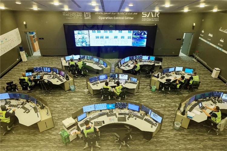 圖為運(yùn)營指揮中心一景。中國鐵建供圖