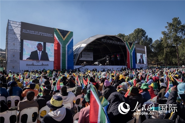 南非民眾觀看拉馬福薩總統(tǒng)就職演說。 人民日報非洲中心分社 希拉茲·莫林攝