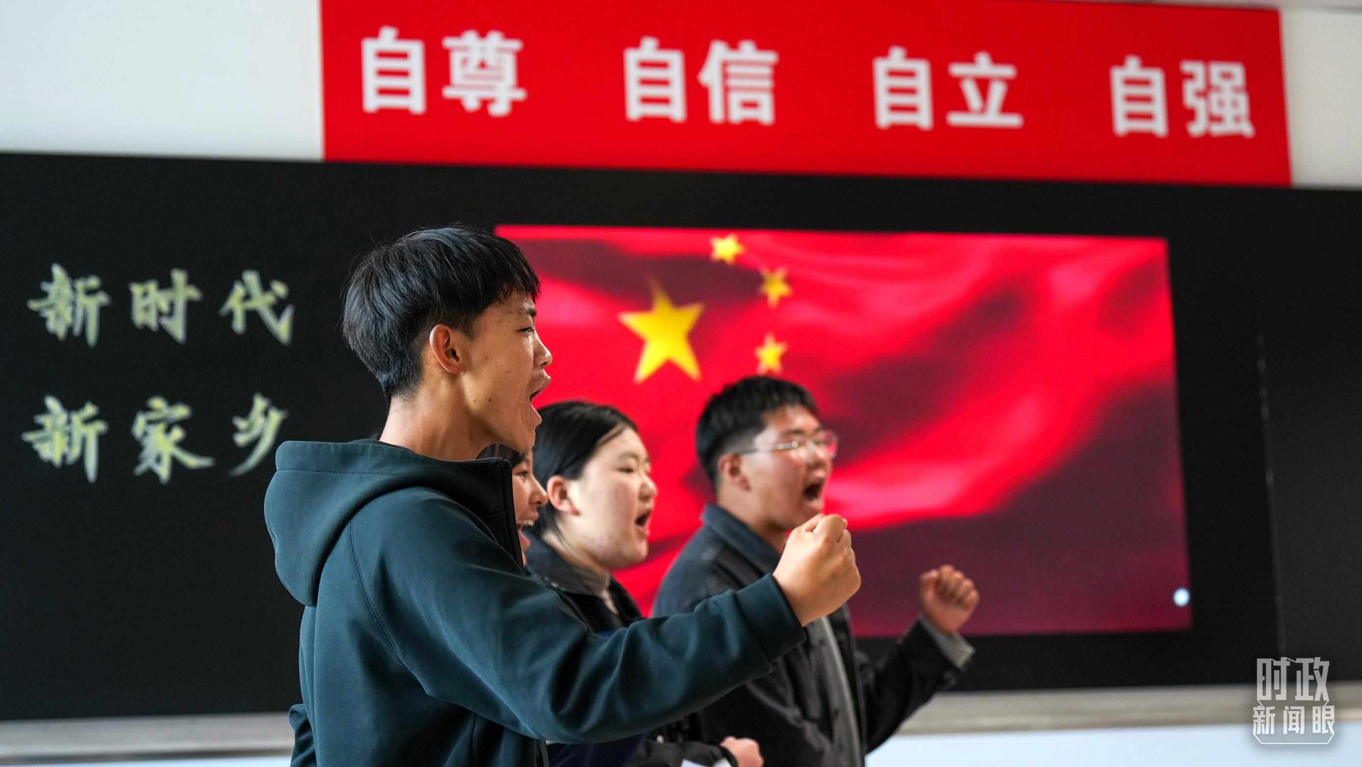 △果洛西寧民族中學高一（1）班的“新時代、新家鄉(xiāng)”主題思政課。（總臺央視記者許永松、國廣記者李晉拍攝）