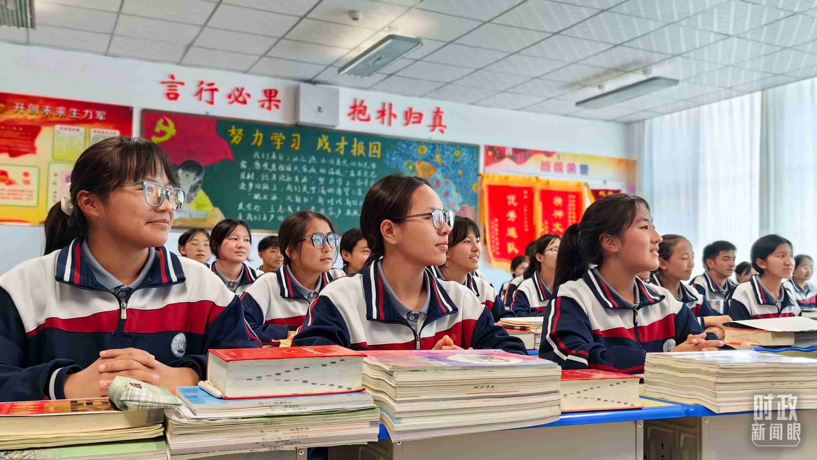 △果洛西寧民族中學高一（1）班的“新時代、新家鄉(xiāng)”主題思政課。（總臺央視記者段德文拍攝）