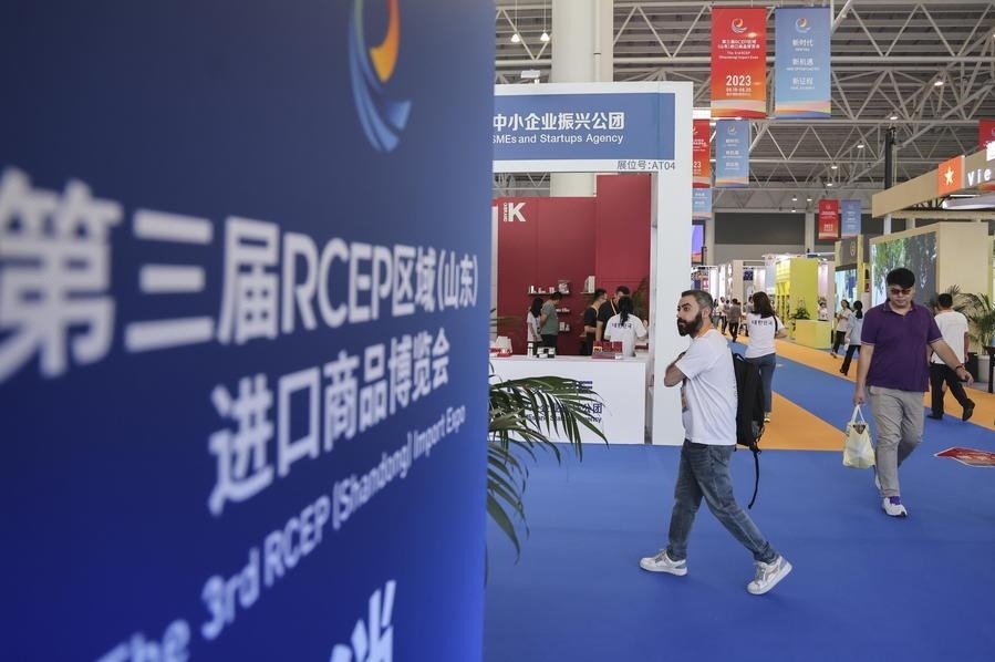 2023年8月18日，人們?cè)诘谌龑肦CEP區(qū)域（山東）進(jìn)口商品博覽會(huì)上參觀。新華社發(fā)（許傳寶 攝）