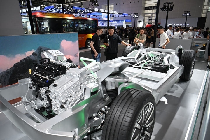 這是在博覽會(huì)現(xiàn)場(chǎng)拍攝的一款智能網(wǎng)聯(lián)汽車(chē)平臺(tái)架構(gòu)（6月20日攝）。新華社記者 孫凡越 攝