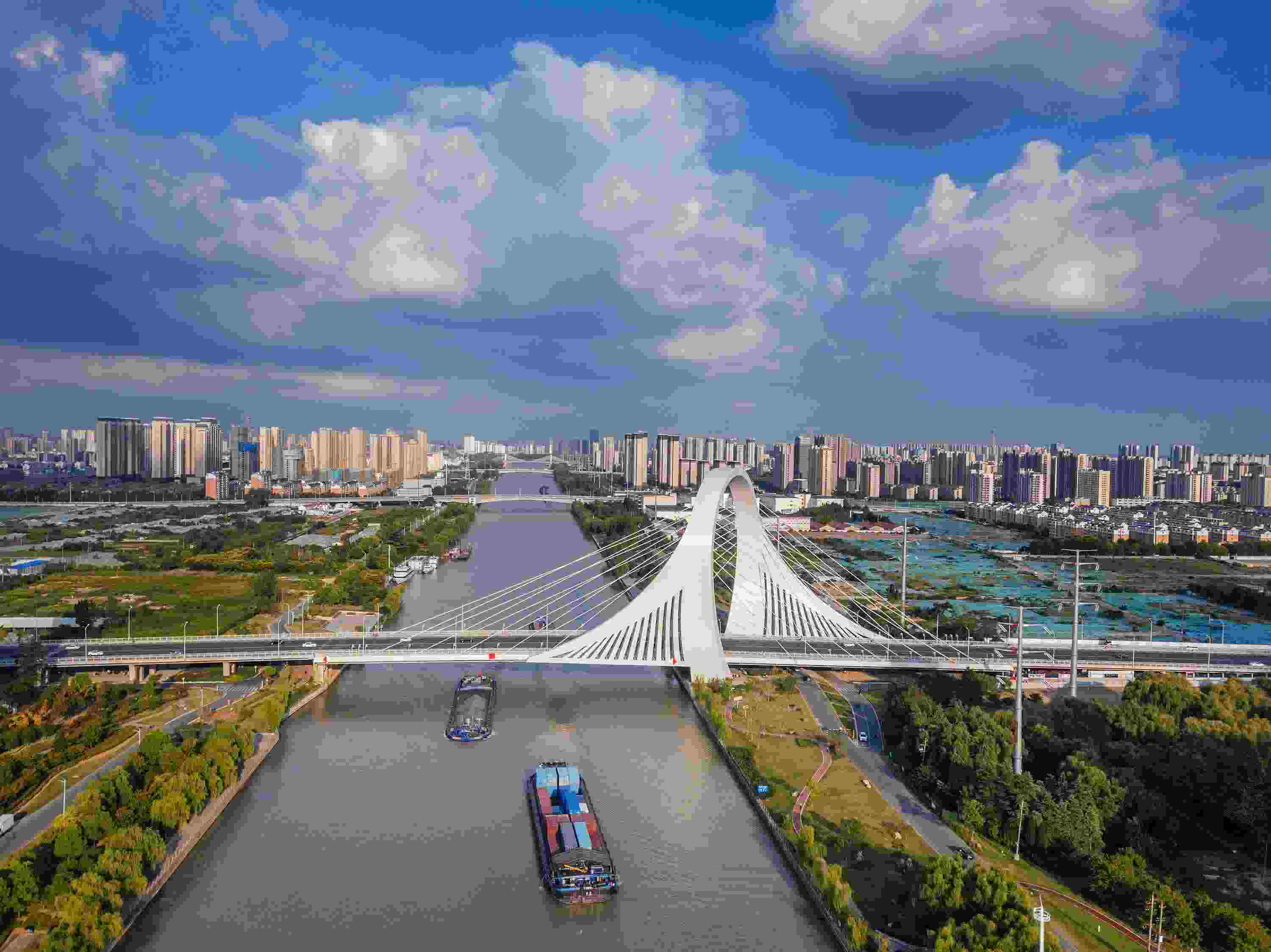 2022年9月12日，幾艘船舶行駛在江蘇淮安運(yùn)河大橋附近。