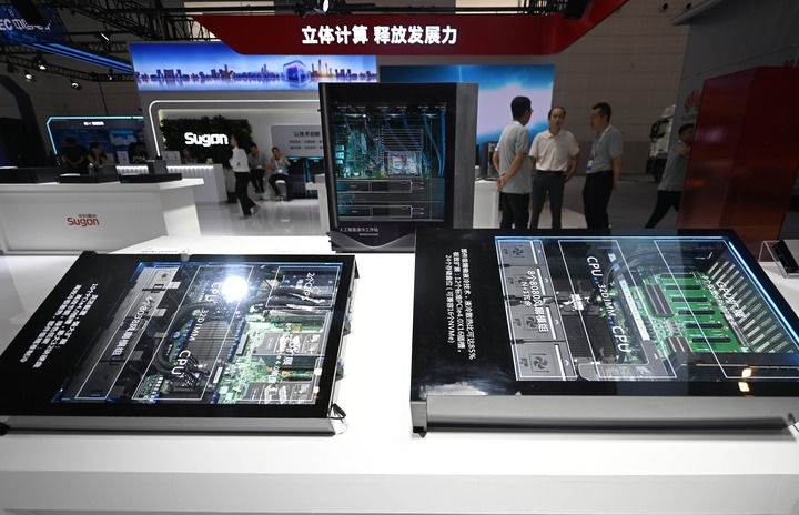 這是6月20日在博覽會(huì)上拍攝的中科曙光展區(qū)的一臺(tái)人工智能服務(wù)器。新華社記者 趙子碩 攝