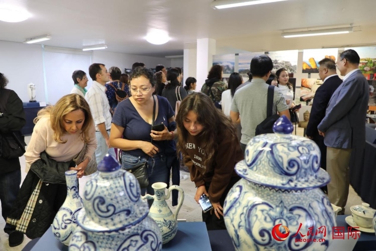 在展覽現(xiàn)場，觀眾們駐足欣賞德化瓷和墨西哥彩瓷。人民網(wǎng) 埃內(nèi)斯托·多明戈斯攝