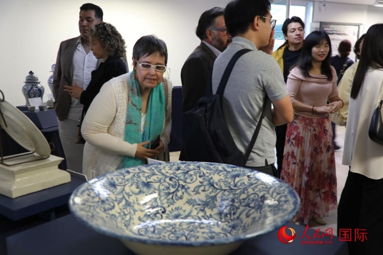 在展覽現(xiàn)場，觀眾們駐足欣賞德化白瓷和墨西哥彩瓷。人民網(wǎng) 埃內(nèi)斯托·多明戈斯攝