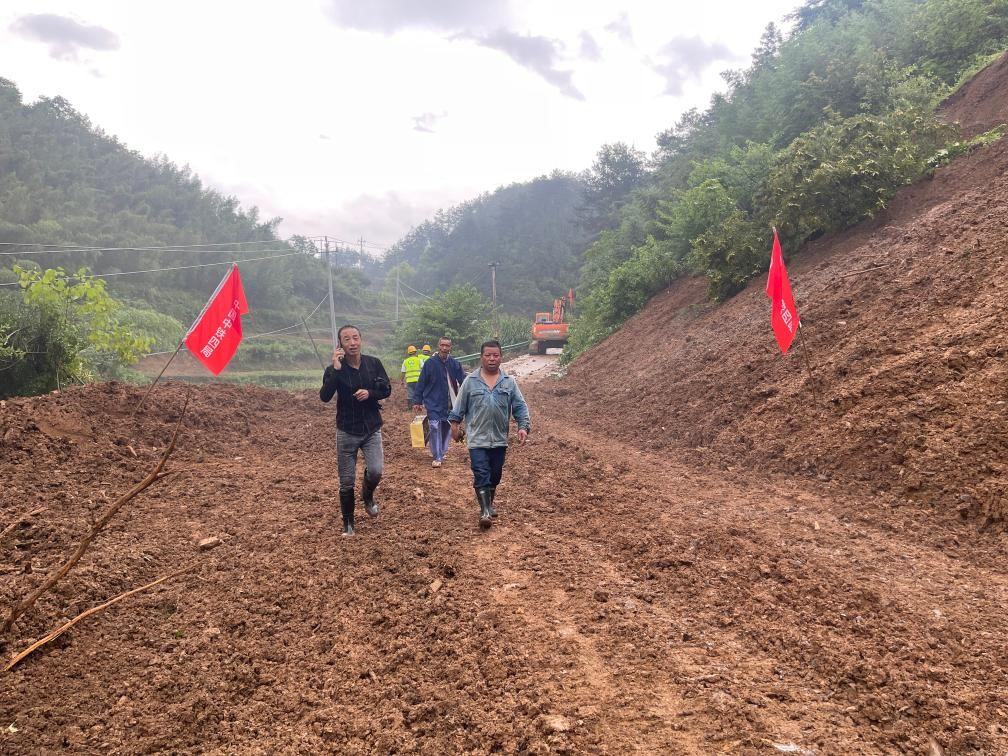 6月22日，木石里008縣道最后一個(gè)塌方點(diǎn)搶通。（受訪者供圖）