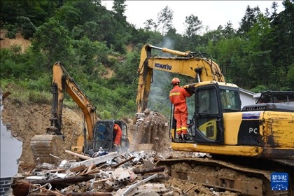 6月23日，救援人員在魚市鎮(zhèn)斗溪村龍?zhí)两M山體滑坡現(xiàn)場開展救援工作。新華社記者 陳振海 攝