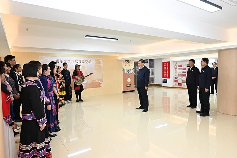 2023年12月14日，習(xí)近平總書記在廣西南寧市良慶區(qū)蟠龍社區(qū)黨群服務(wù)中心文體活動(dòng)室同社區(qū)居民親切交流。