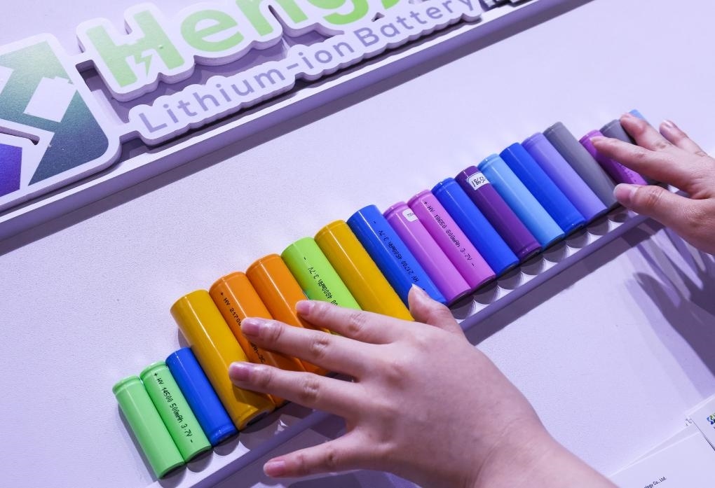 參展商在第135屆廣交會新能源展區(qū)布置鋰電池展品（2024年4月15日攝）。新華社記者 劉大偉 攝