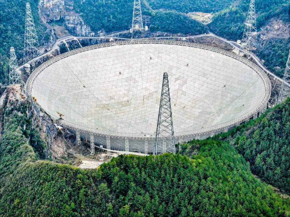這是2024年2月26日拍攝的位于貴州的“中國天眼”（無人機全景圖片，維護保養(yǎng)期間拍攝）。新華社記者 歐東衢 攝