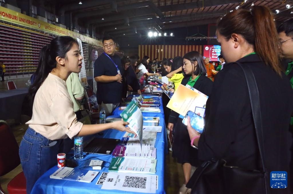 6月22日，在泰國(guó)曼谷吞武里大學(xué)舉辦的中國(guó)高等教育展上，學(xué)生在中國(guó)高校展臺(tái)前了解信息。新華社記者 孫瑋彤 攝