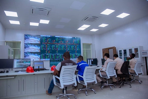 剛果（金）布桑加水電站攔河大壩泄洪。中鐵資源集團(tuán)供圖 