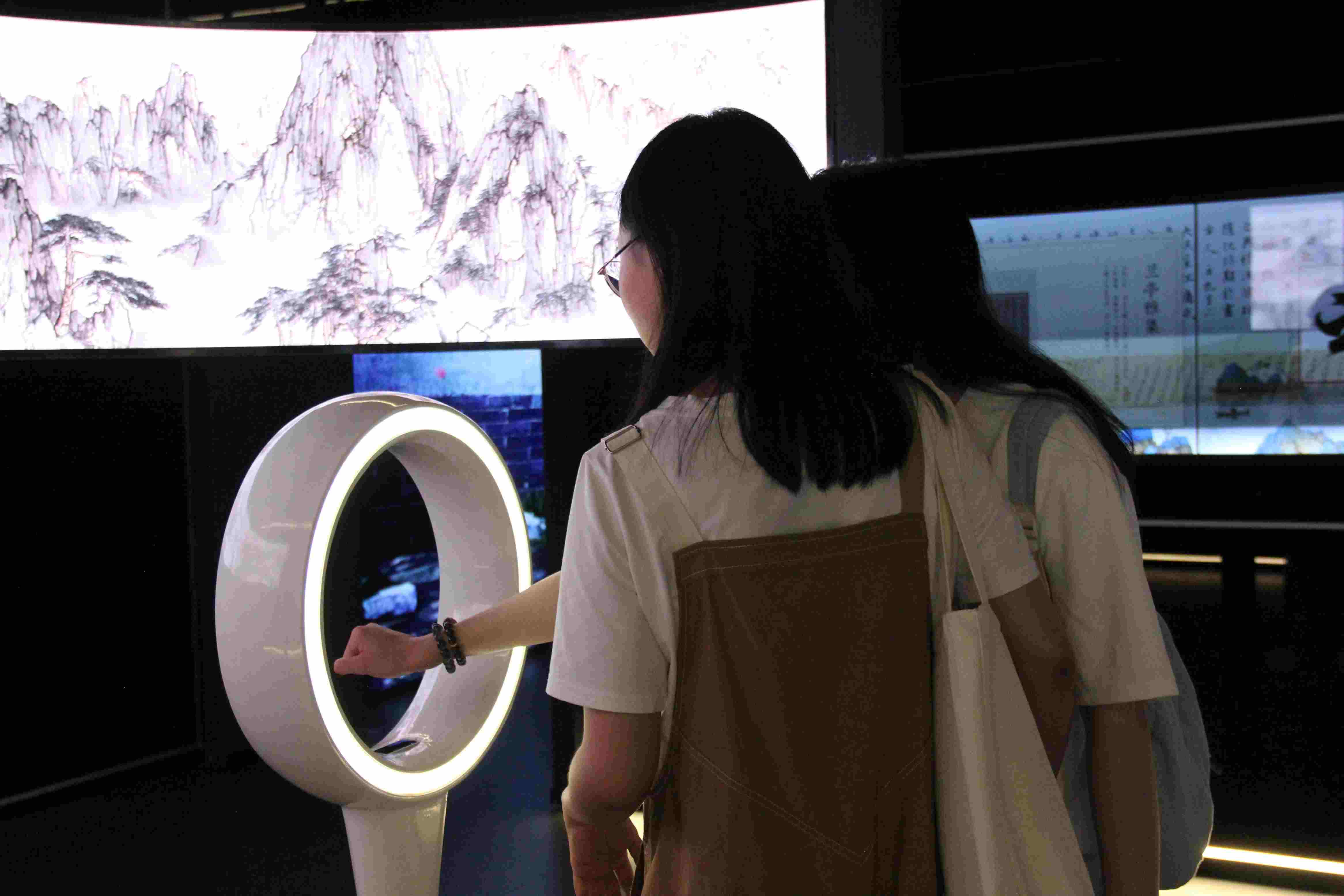 游客在“元啟金陵”南京數(shù)字文化客廳參觀并參與互動。受訪者供圖