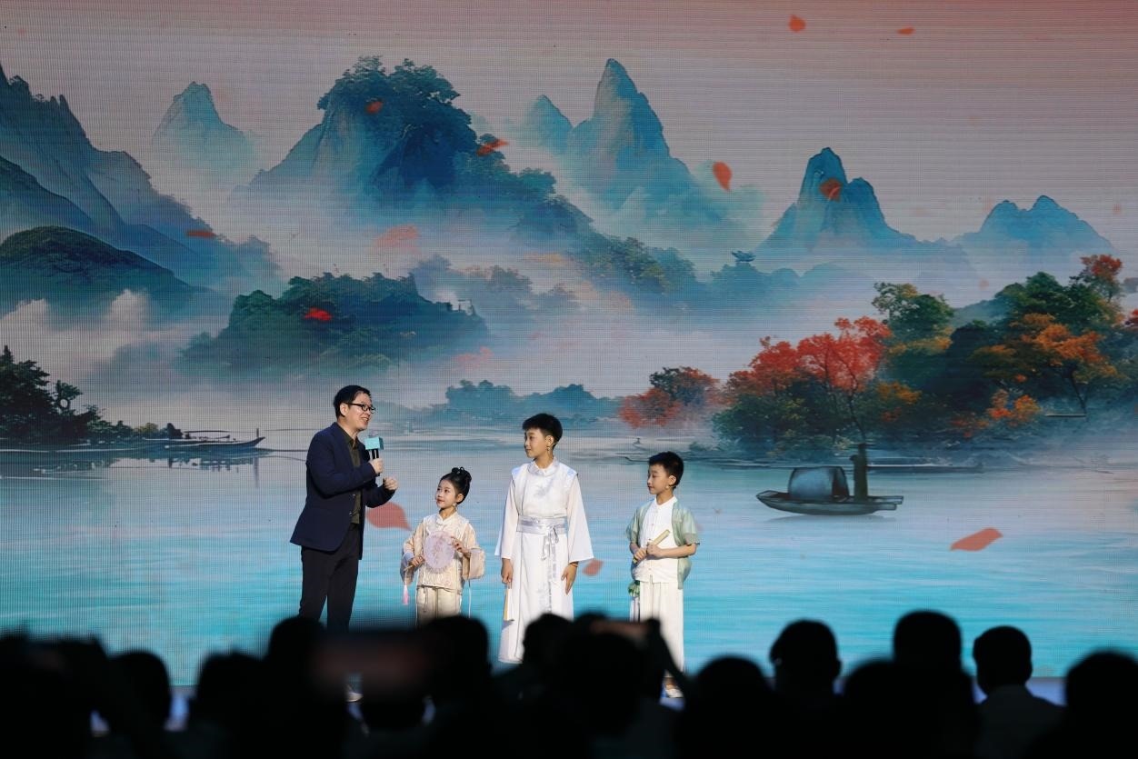 南京師范大學(xué)教授酈波（左一）與2024中國詩詞大會選手張可兒（左二）、姜敬曦（右二），揚州市邗江區(qū)實驗學(xué)校蔣王小學(xué)學(xué)生陸俊屹（右一）趣談大運河詩詞文化。