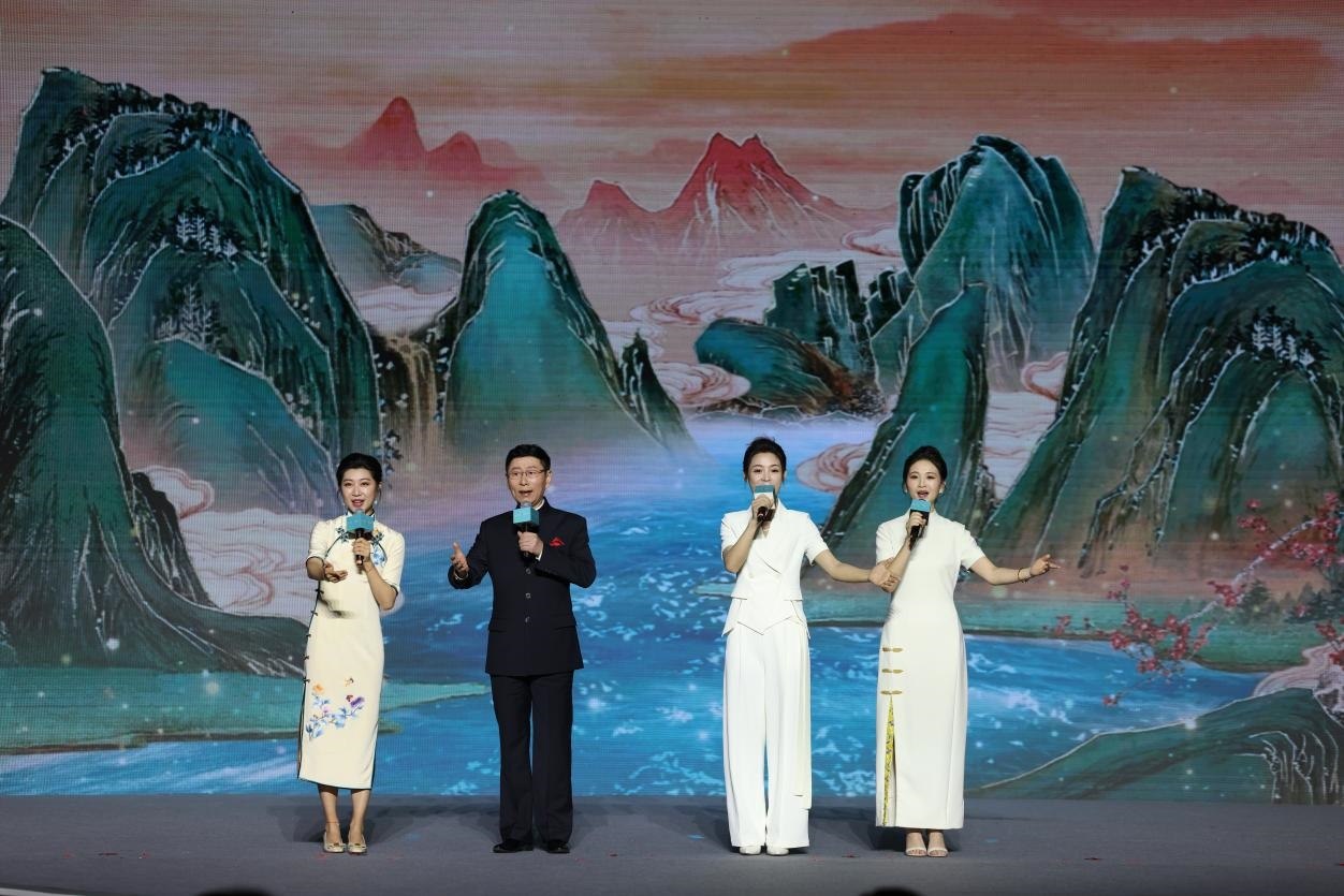 國家一級演員、京劇表演藝術(shù)家王平（左二），國家一級演員、南京藝術(shù)學(xué)院教授單雯（左一），浙江小百花越劇團青年演員陳麗君（右二）、何青青（右一）同臺唱響千年運河情。