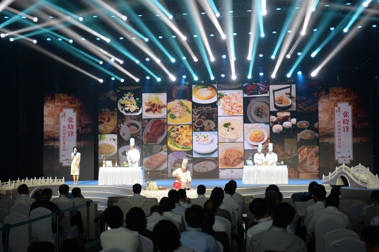 花園國際大酒店廚師長朱燾、西園飯店行政總廚張曉鋒、冶春面點總廚倪秋香、冶春面點制作技藝第五代傳人陳詩雅展示淮揚菜絕技。