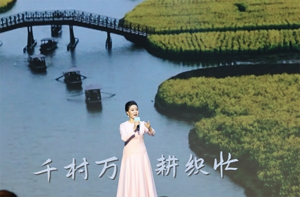 歌唱家、中國音樂學(xué)院教授雷佳現(xiàn)場演唱。