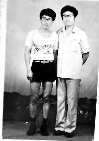 薛其坤（左）與大學(xué)同學(xué)合影。
