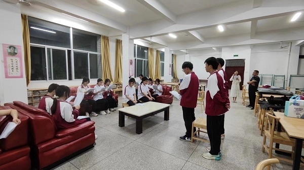 圖②：武平法院法官指導(dǎo)學(xué)生彩排。