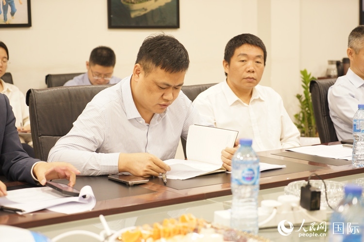 新當選尼日利亞中國礦業(yè)聯(lián)合會會長中國和聯(lián)公司董事長李輝發(fā)言。人民網(wǎng)記者 姜宣攝