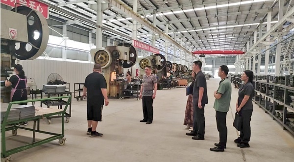 大渡口區(qū)法院法官回訪(fǎng)已盤(pán)活的被執(zhí)行企業(yè)。