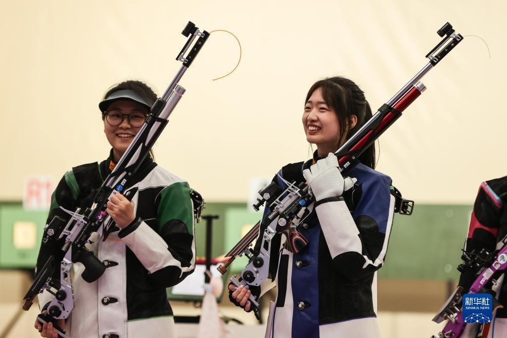 2023年9月24日，在杭州亞運會射擊項目女子10米氣步槍個人決賽中，中國選手黃雨婷以252.7環(huán)的成績獲得冠軍，韓佳予獲得亞軍，印度選手拉米塔獲得季軍。圖為黃雨婷（右）、韓佳予在比賽后。新華社記者 單宇琦 攝
