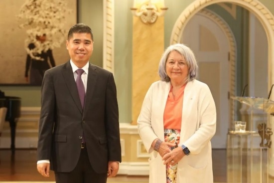 6月26日，中國駐加拿大大使王鏑向加拿大總督西蒙遞交國書。