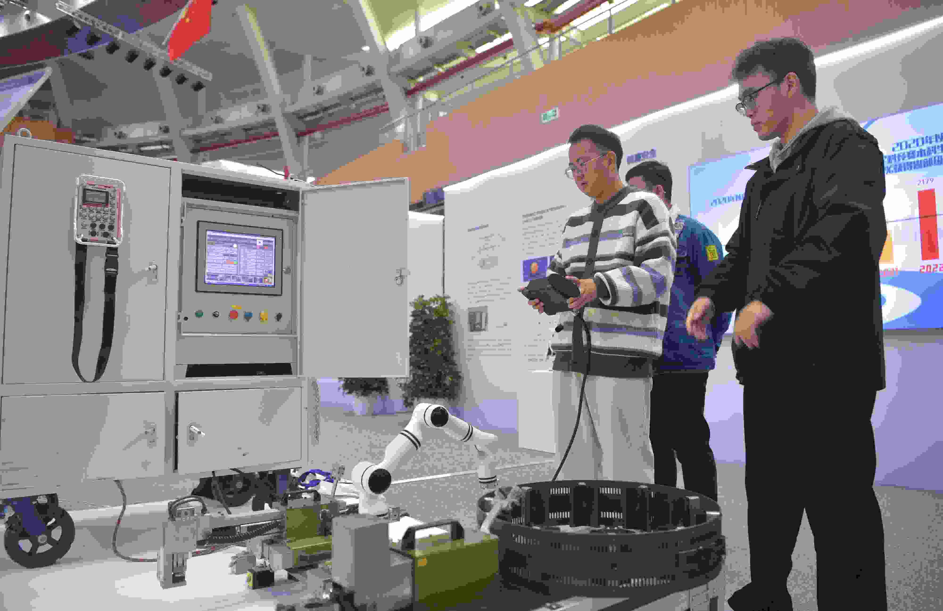 2023年，京南地區(qū)高?？萍汲晒平闀诒本┙ㄖ髮W大興校區(qū)舉行。圖為高校師生在展示管道全位置焊接機器人系統(tǒng)成果。