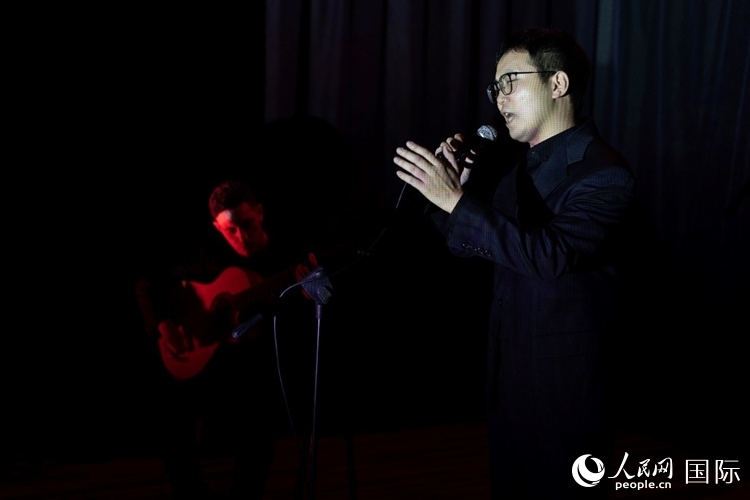 歌曲表演。馬丁·薩巴拉攝