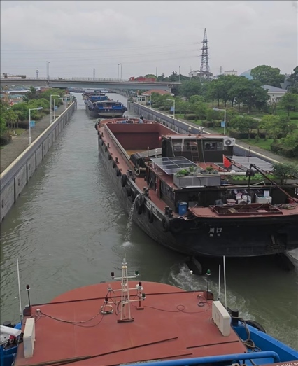 諫壁船閘內(nèi)船只正在過閘。人民網(wǎng)記者 黃鈺攝