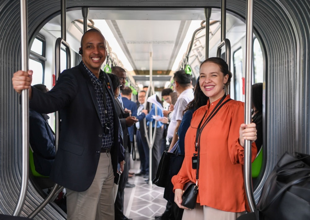 2024年4月22日，拉美和加勒比國(guó)家駐華使節(jié)、機(jī)構(gòu)代表和記者應(yīng)外交部邀請(qǐng)，在襄陽(yáng)騰龍汽車(chē)有限公司參訪。新華社記者 杜子璇 攝