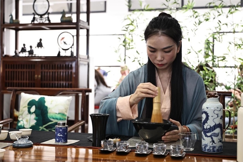 茶藝師現(xiàn)場展示宋式點(diǎn)茶。拉巴特中國文化中心供圖