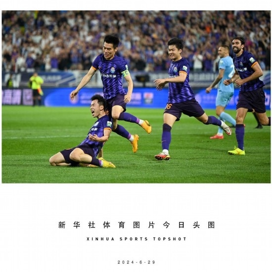  6月29日，天津津門虎隊(duì)球員劉俊賢（左一）在比賽中進(jìn)球后慶祝。新華社記者 孫凡越 攝
