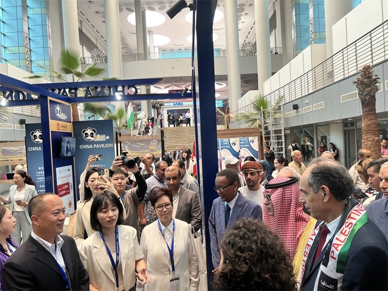 沙特廣播電視局首席執(zhí)行官、阿廣聯(lián)主席穆罕默德（右二）、阿廣聯(lián)秘書(shū)長(zhǎng)蘇萊曼（右三）等阿拉伯國(guó)家嘉賓參觀展臺(tái)。主辦方供圖