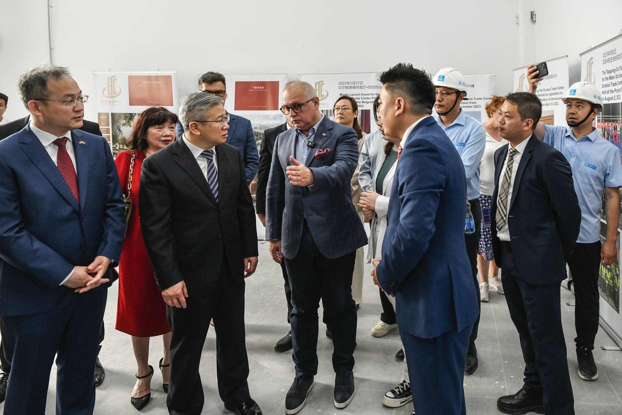 徐文光（左二）與韋西奇（左三）視察歐亞商貿(mào)中心。 歐亞商貿(mào)中心供圖