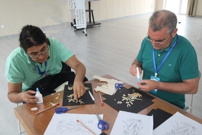 葡萄牙魯班工坊師生制作麥秸畫。