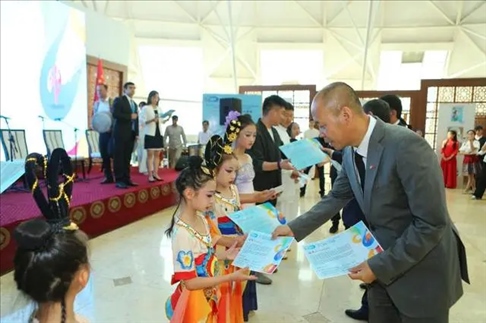 △當(dāng)?shù)貢r(shí)間6月27日，2024“未來(lái)世界”國(guó)際青少年藝術(shù)展演在塔吉克斯坦國(guó)家博物館開(kāi)幕。