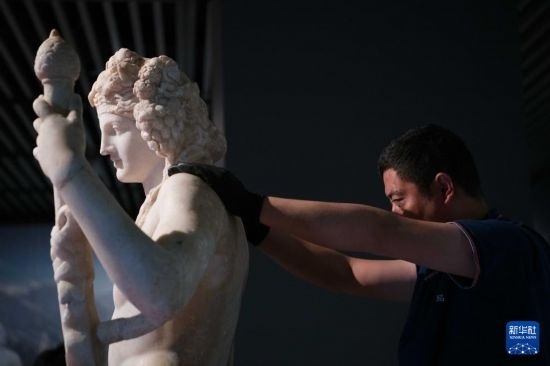 7月2日，工作人員將開(kāi)箱后的古希臘文物放置在展臺(tái)上。新華社記者 張端 攝