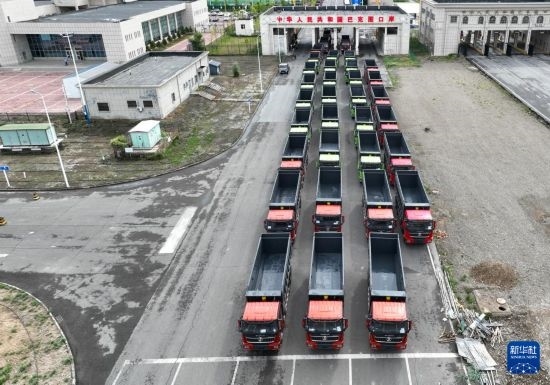 7月2日，車輛在巴克圖口岸辦理通關手續(xù)（無人機照片）。新華社發(fā)（馬丁 攝）