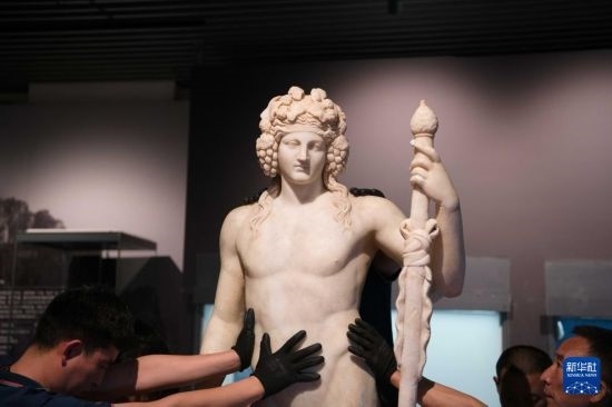 7月2日，工作人員將開(kāi)箱后的古希臘文物放置在展臺(tái)上。新華社記者 張端 攝