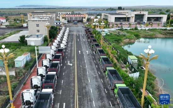 7月2日，車輛在巴克圖口岸有序出境（無人機照片）。新華社發(fā)（馬丁 攝）