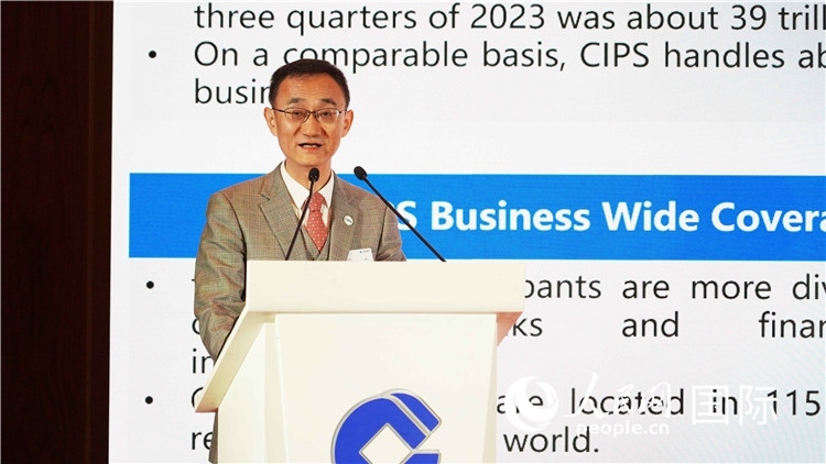 跨境銀行間支付清算有限責任公司總裁許再越發(fā)言。 人民網(wǎng) 張茜 攝