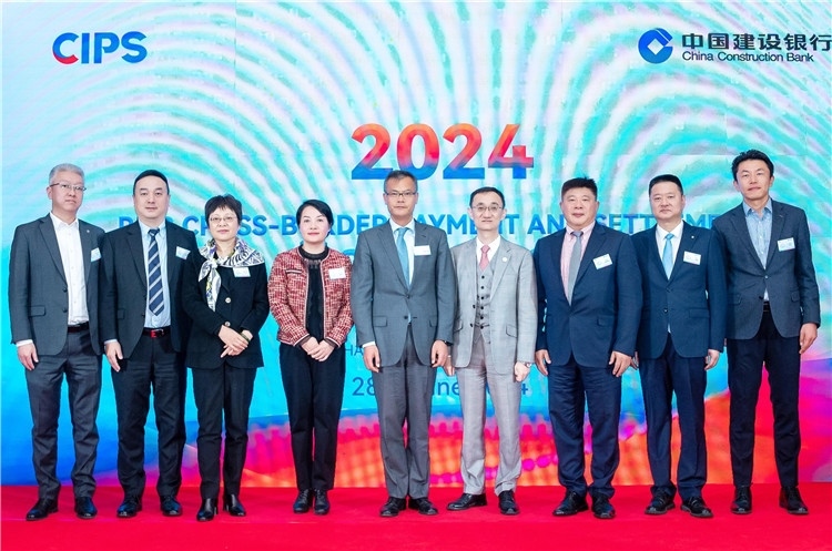 鄭冰開公使與CIPS公司、建行總行以及在南中資銀行合影、留念。（中國建設銀行約翰內(nèi)斯堡分行供圖）