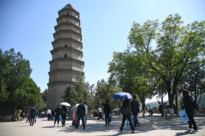 圖為2024年5月7日，游客在延安寶塔山參觀。 新華社記者 張博文 攝