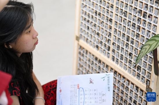 7月3日，外國(guó)學(xué)生在了解中國(guó)的活字印刷。新華社記者 李然 攝