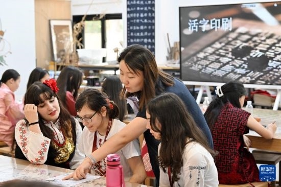 7月3日，外國(guó)學(xué)生在了解中國(guó)文化。新華社記者 李然 攝