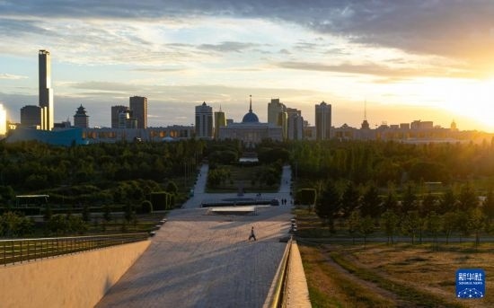 這是7月2日拍攝的哈薩克斯坦首都阿斯塔納的天際線。新華社記者 白雪騏 攝